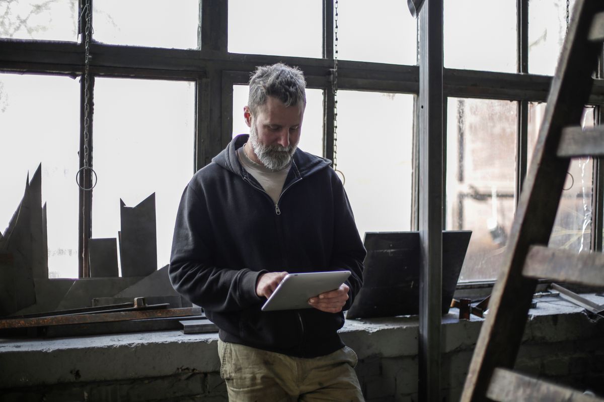 Tecnico al lavoro con un tablet in officina